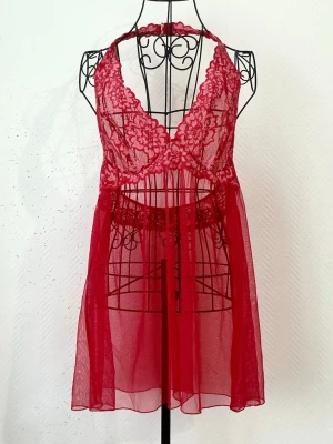 Rött spetsnattlinne från Victoria’s Secret - Snyggt rött nattlinne i transparent mesh med spetsdetaljer och djup urringning. Storlek XL (42), passar även L (40). Dockans storlek: 34.