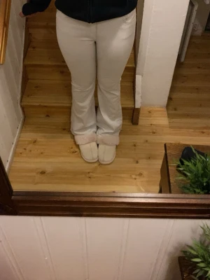 Vita bootcut byxor med stretch - Snygga vita byxor med bootcut-snitt som sitter skönt och har lite stretch. De har en klassisk passform med normal midja och är perfekta för dig som gillar en stilren look. Passar till sneakers eller boots och är riktigt fräscha.