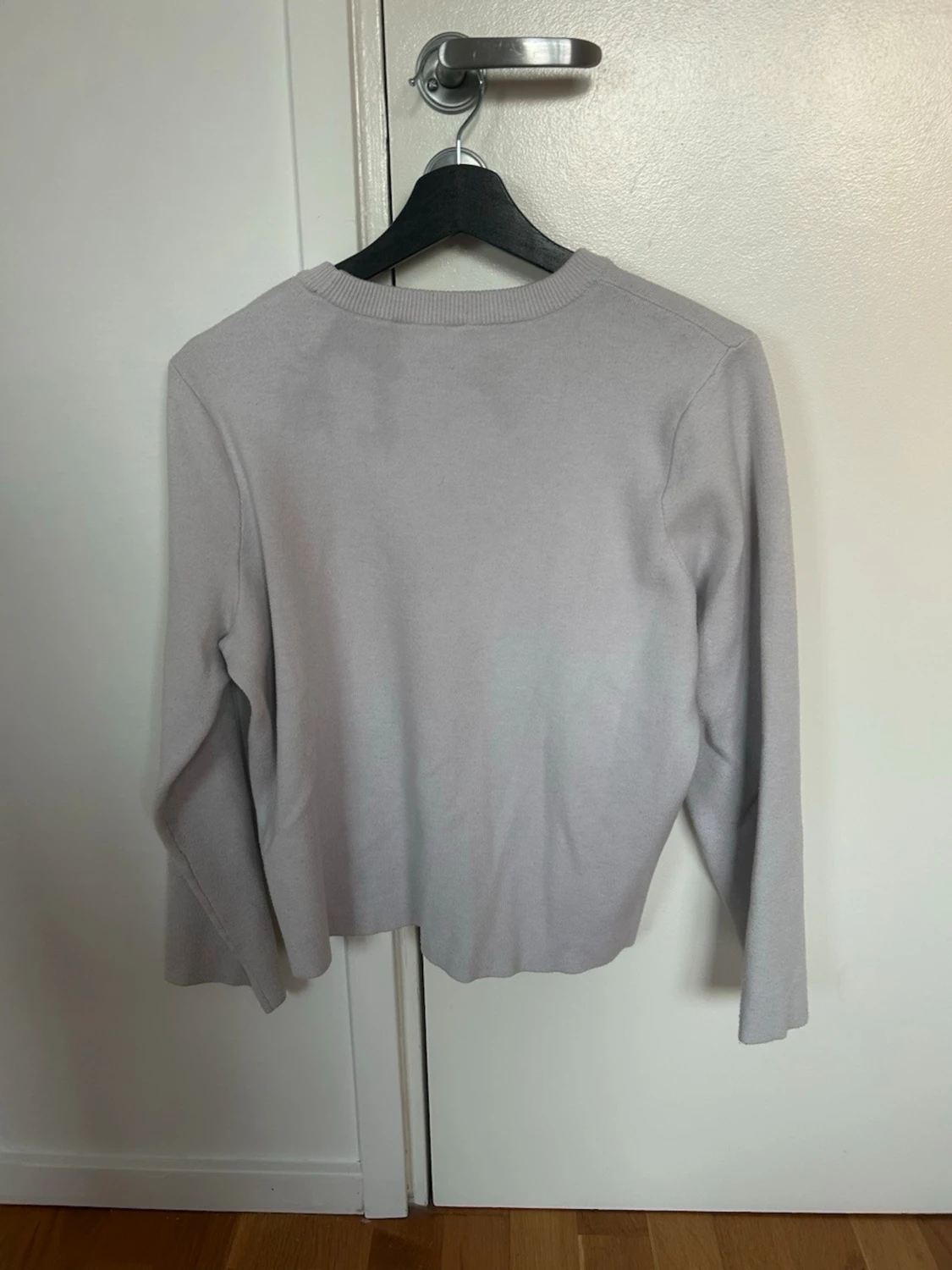 Ljusgrå basic tröja med rund hals - 2