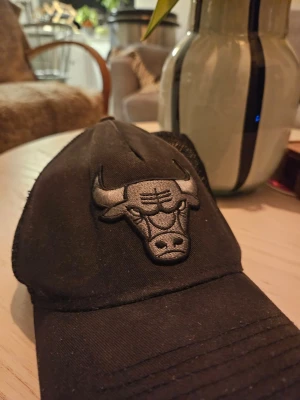 Svart Chicago Bulls keps - En svart truckerkeps med chicago bulls broderi