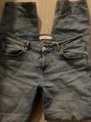 Low straight jeans Junkyard - Säljer dessa jeans från Junkyard. Orginalpris är ca 600kr. De är raka. 