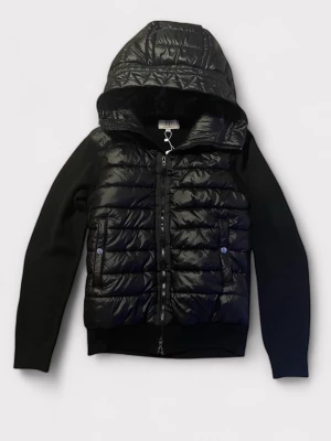 Svart Cardigan jacka med luva - ”EE” Classic Cardigan Jacket - Black, storlek XS. Slutsåld hos eleganceessentials.se. Helt ny från fabrik ingen har använt den, kommer med alla tillbehör. Bättre pris på denna jackan i detta skick hittar du inte//