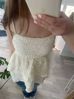 Söt volangtopp - Säljer denna söta topp från Gina i storlek xs (men passar mig som S), endast använd ett fåtal gånger💞