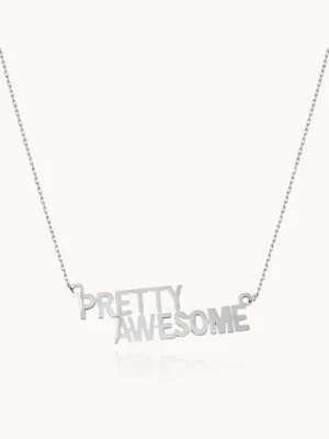 Ioaku silverhalsband - Pretty Awesome  - Snyggt halsband i silverfärgad metall med texten 'PRETTY AWESOME' i stora bokstäver. Superfint skick, ser ut som ny. 