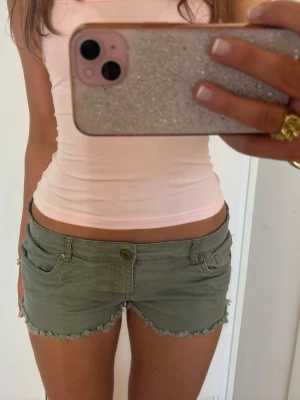 Lågmidjade khaki shorts - Såå snygga Lågmidjade khaki färgade shorts! Midjemått rakt över : 38. Jag är 168 och det är mina bilder, köp via köp nu direkt eller Swish, kvar tills markerad som såld 💖 