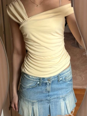 Ljusgul offshoulder topp - Trendig ljusgul offshoulder topp med draperad effekt och asymmetrisk axel från Zara💛Toppen är tight och har en mjuk, stretchig känsla som formar sig snyggt efter kroppen.