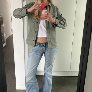 Grön overshirt/jacka  - Säljer en snygg jacka i grön färg med bruna knappar framtill 💚 Storlek: XS ⭐️ Om du har något du undrar så är det bara att fråga 😊