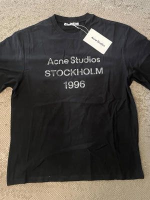 Svart Acne Studios t-shirt - Snygg svart t-shirt från Acne Studios. Perfekt till jeans eller shorts för en clean och stilren look. 