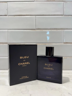 Bleu de Chanel Parfum 100ml – NY/OANVÄND ✨ - ✨ Säljer Bleu de Chanel Parfum 100ml 📦 Helt ny & oanvänd (100% full)  🌿 Fräsch, djup och lyxig doft ☀️ Perfekt för sommar – funkar även året runt  💎 Original från Chanel  📦 Skickas smidigt 💬 Hör av dig vid frågor! 