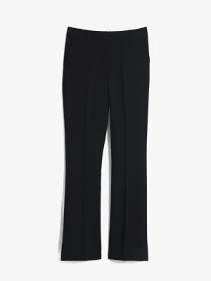 Svarta utsvängda kostymbyxor - Säljer ett par klassiska svarta kostymbyxor med låg midja och utsvägda ben och pressveck. Byxorna har hällor för skärp och sidofickor. Perfekta för en stilren och enkel look.                        orginal pris 499kr