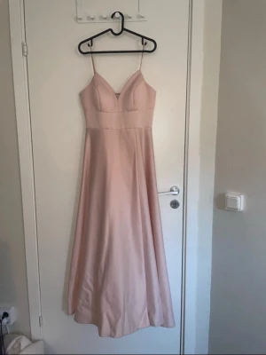 Ljusrosa balklänning - Säljer min fina balklänning pågrund av att den inte kommer till användning!💕 Är i väldigt bra skick, har använt bara 2 gånger. Är i storlek 38 men kan göras mindre om man drar åt i ryggen. För fler bilder är det bara att skriva!❤️