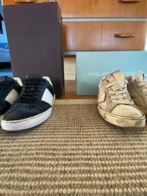 Phillipe model och valentino flycrews. Kan också bytas!! - Säljer två par skor ett par Phillipe model som är i storlek 40 och ett par Valentino flycrews i 39 man kan byta ett par andra skor. Skriv privat!. Flycrewsen är nu sålda!