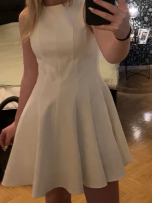 Vit kortklänning  - Säljer min vita klänning från Zara. Köpte i våras för 700kr och endast använt en gång då jag köpte den till ett studentfirande. Jättefin till sommaren och perfekt till skolavslutning/ student!