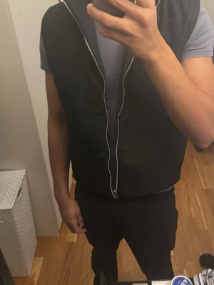 Reversibel väst - Oanvänd reversibel väst, köpt från någon slags utförsäljning i Monaco. Inget märke.