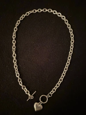 Silverfärgat halsband med hjärthänge gjort i rostfritt stål  - Snyggt halsband i silverfärgad metall med grova länkar och ett hjärthänge. Halsbandet är gjort i rostfritt stål 🙌☀️