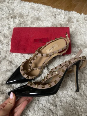 Valentino klackar  - Säljer nu mina valentino klackar som inte kommer till användning. Skulle säga att dem är små i stoleken, passar mig som har 38,5. Dem har några defekter därav priset. Skriv för fler bilder. Kom med prisförslag💞