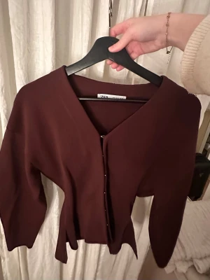 Burgundy kofta - Burgundy färgad kofta i ett tjockare material från ZARA. Använd max 2 ggr och säljer pågrund av att den aldrig används.