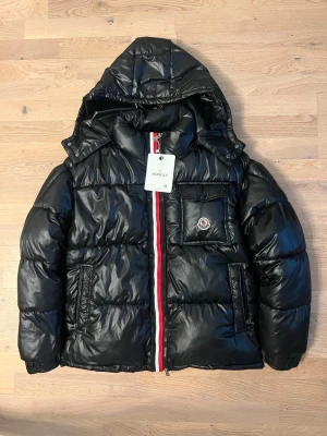 Moncler puffer jacka - Moncler puffer jacka i storlek M, jackan har Tags och NFC