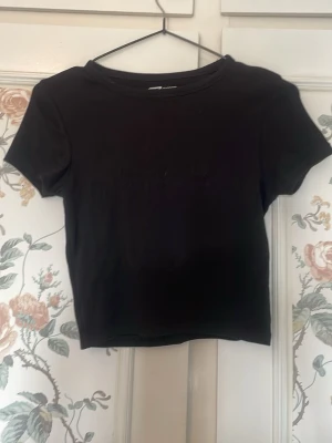 Svart croppad t-shirt - En basic svart tröja som ttp passar till allt.Vid funderingar är de bara att skriva🩷