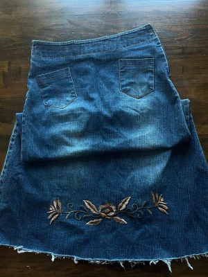 Lång jeanskjol med broderi - Dragkedjan krånglar en del men om man lirkar lite funkar den fint. Säljer då den inte kommer till användning 🌟