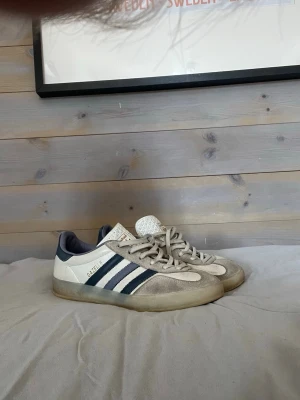 Adidas gazelle -  Riktigt snygga och ovanliga Adidas Gazells. Perfekt för dig som vill sticka ut med stilen och lär dig lite extra snyggt. Hör av er funderingar🥂🍾👌