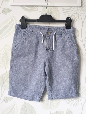 Shorts Linneshorts Cubus Storlek 152 - - Linneblandning. - I jättefint skick använd en gång.  - Hittar inget att anmärka på.  - Jag kan ha missat någon miniskavank men jag har försökt att granska plagget så gott det går