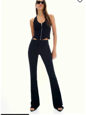 Kostymbyxor från Bershka - Säljer helt nya svarta kostymbyxor i strl 36 (xs)