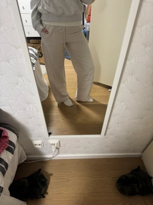 Linnebyxor - Snygga beige linnebyxor med loose passform. Perfekta för en avslappnad stil. Helt nya, nypris 300kr 