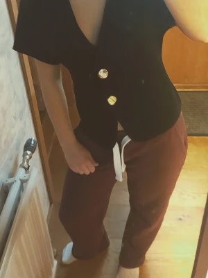 Svart topp med guldknappar - Säljer denna superfina toppen från hm som passar till allt, knappast används och liknar den populära tröjan från zara🩷🩷