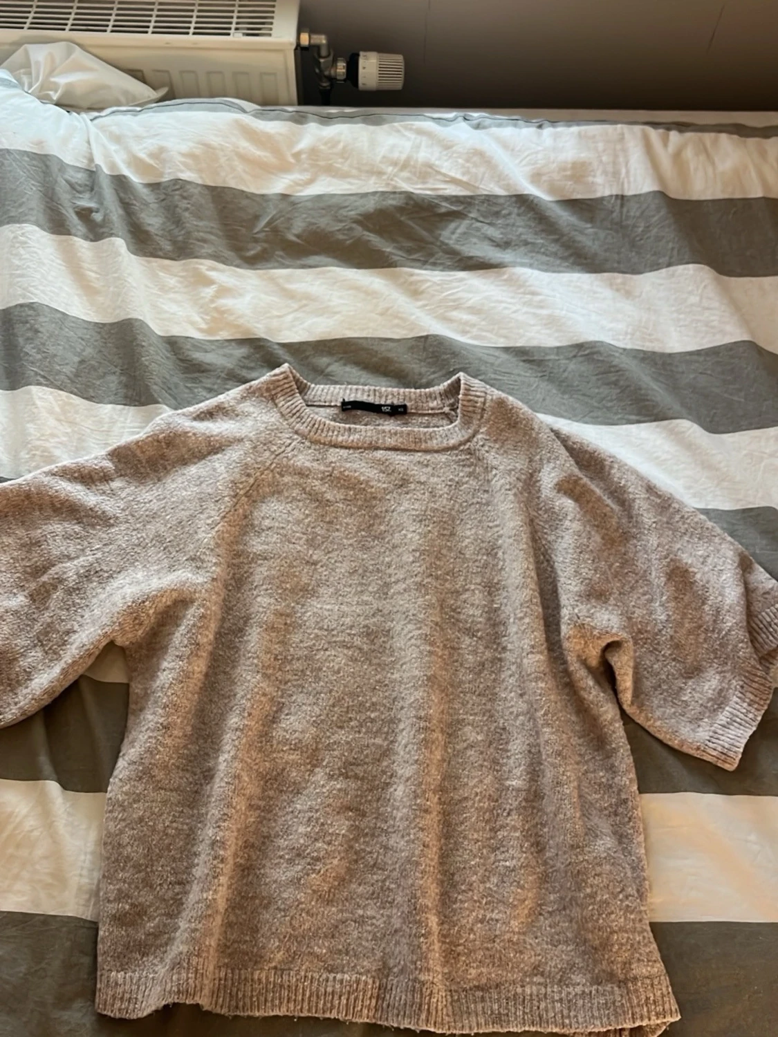 Ljusgrå stickad tröja med kort ärm