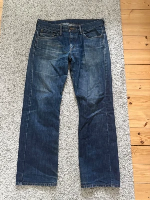 Mörkblå Levi’s 569 - Mörkblå 569or i strl. 31/32. Vintage stuk med väldigt fin tvätt. Slitningar vid benöppningen (bild 5). Hör av er vid frågor!