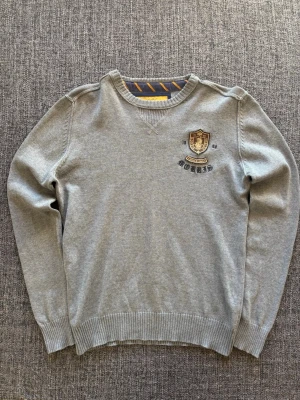 Morris tröja  - Säljer nu denna tröja ifrån “Morris” Storlek M | Sällsynt modell | Perfekt nu till våren | Stilren och snygg passform | Frågor eller funderingar? Meddela direkt 😊 Kan även gå ner i pris vid snabb affär! Fraktas inom 24h 📦