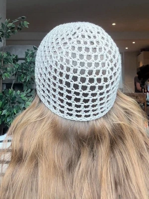 Beige Mesh Mössa Bomull/Akryl Boho Chic - Beige mesh mössa, materialet är en blandning av akryl och bomull