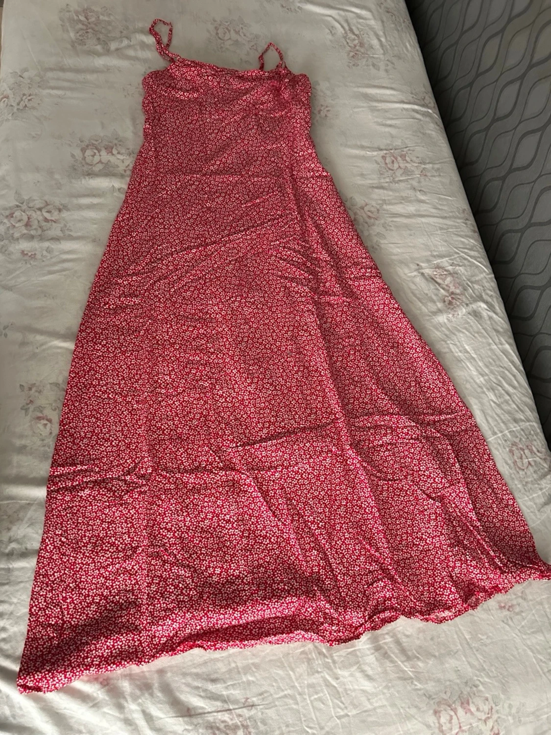 Röd blommig långklänning med smala band