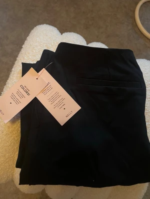 Svarta kostymbyxor från Nelly - Stilrena svarta kostymbyxor från Nelly! Nyskick🩷 Storlek 34. (För referens är jag 163 cm lång!) 