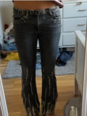 Svarta bootcut jeans med blekta ränder - Grå/ svarta Bootcut jeans med blekningar 