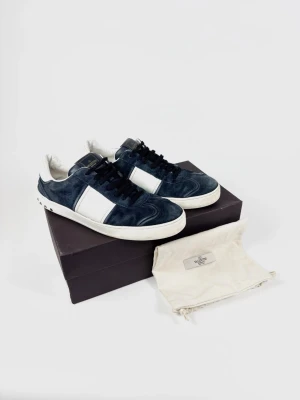 Valentino flycrew skor - | Säljer ett par Valentino flycrew sneakers i riktigt bra använt skick. Alla nitar är kvar. | Storlek: 44 | Box & dustbag ingår | Hör av dig vid frågor eller funderingar