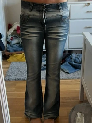 Bootcut jeans med slitningar - Bootcut jeans med blekningar 