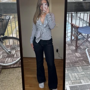 Randig Skjorta - Randig skjorta som dras åt i midjan fram med ett spänne