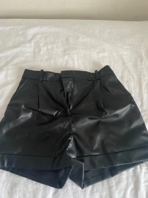 SLUTSÅLDA SKINNSHORTS FRÅN ZARA - Inga defekter, använda 2 gånger💕Pris kan alltid diskuteras!