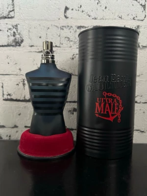 Jean Paul Gaultier Ultra Male parfym - Säljer en JPG Ultra Male parfym i 125 ml flaska formad som en manlig torso. Hade gissat på att det är ungefär <100 ml kvar(kolla bild2) Den har en söt och vaniljig doft och passar bra för fina tillfällen ny pris ligger runt 1200 kr i butik, jag säljer min för 800 kr men pris går även att diskutera!