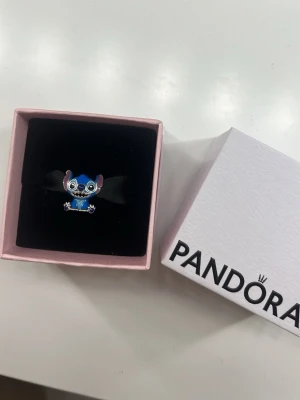 Pandora berlock Stitch  - Säljer en söt stitch Pandora berlock från samarbetet med Disney. Berlocken är i silver metall med blå och rosa detaljer. Supersöt till både armband och halsband!❣️Nypris 899kr