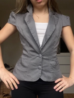 Kostymtopp/kofta - Jätte fin Kostymtopp/kofta från Orsay. Så himla snygg!