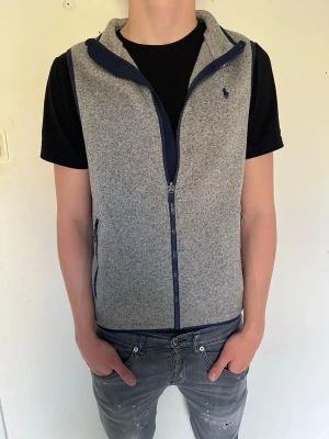 Ralph Lauren väst - Riktigt schysst Ralph lauren väst. Storlek XL i barn passar S/M vuxen. 10/10 skick perfekt nu till våren. +Alla dragkedjor är super sköna! Vid frågor och funderingar bara att skriva😇
