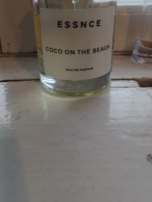 ESSNCE parfym - Säljer min ESSNCE parfym I doften "Coco on the beach". Den är lite använd som man kan se på bilden men annars är den en jätte god doft som jag verkligen tycker om. Den luktar framförallt kokos. Ställ gärna frågor om man har några!💕