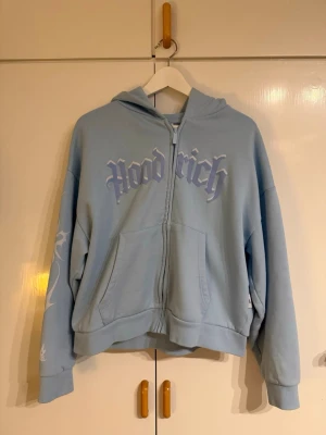 Hoodrich kofta - Hoodrich mysig kofta med luva ifrån Jd. Jätte fint skick har bara använd lite. Strl L  rymlig storlek