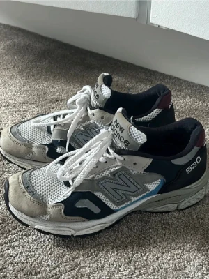 New Balance 920  - Säljer ett par New Balance 920 sneakers. Inköpta i England, modell säljs inte i Sverige. Storlek 40💖