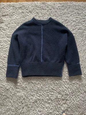 Mörkblå stickad tröja - En mörkblå stickad tröja från Zara. Inte nopprig se bild, men fortfarande väldigt fin och i bra skick.