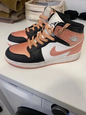 Nike air jordan använda 2-3 gånger - Nike air Jordan skor passar både killar och tjejer. Använda endast 2-3 gånger storlek 38.5 mycket bra skick. Köptes förra året för 2300kr 