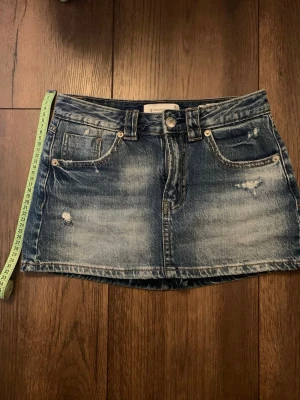 Jeans kjol - Jag säljer en super fin jeans kjol med shorts undertill. Kjolen har en fin blå tvätt och är low waist. Skriv om ni har frågor💕💕